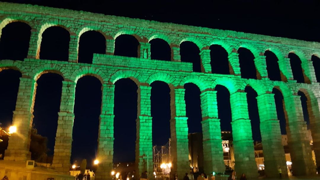 Acueducto teñido de verde por la ELA