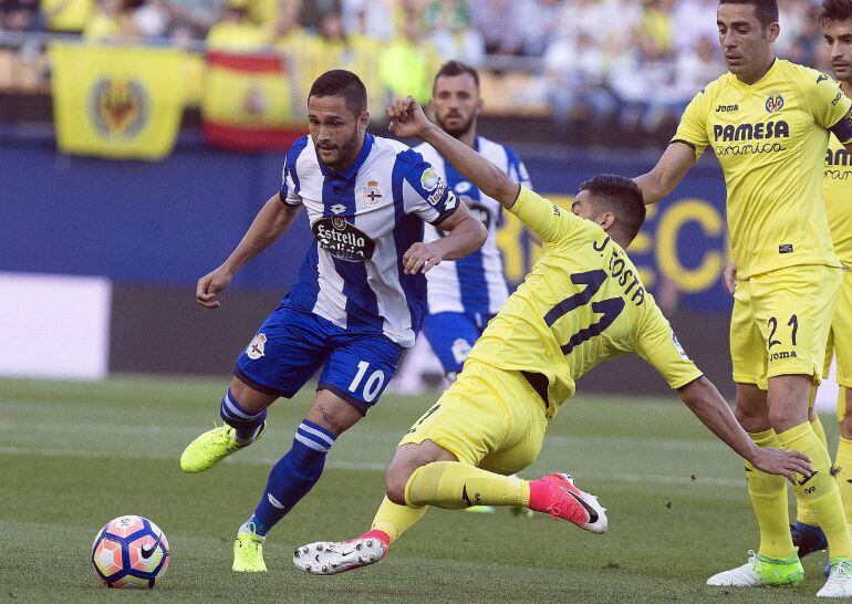 Andone y Costa disputan el cuero