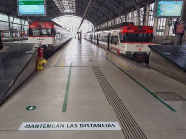 Se han marcado los andenes para evitar aglomeraciones en los cruces de viajeros y se han creado itinerarios de acceso y salida de las canceladoras y de los movimientos por escaleras y vestíbulos