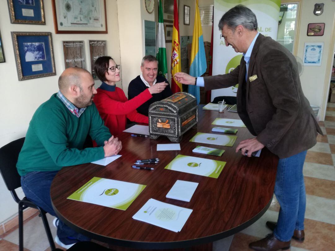 Javier Martínez ejerciendo su derecho al voto 