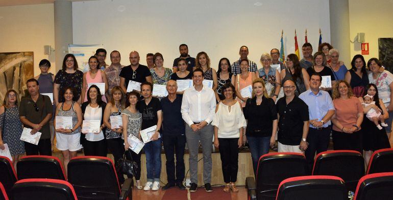 Foto de grupo con el alcalde, Rubén Alfaro, concejales, docentes y alumnos del Taller de Empleo de Elda 