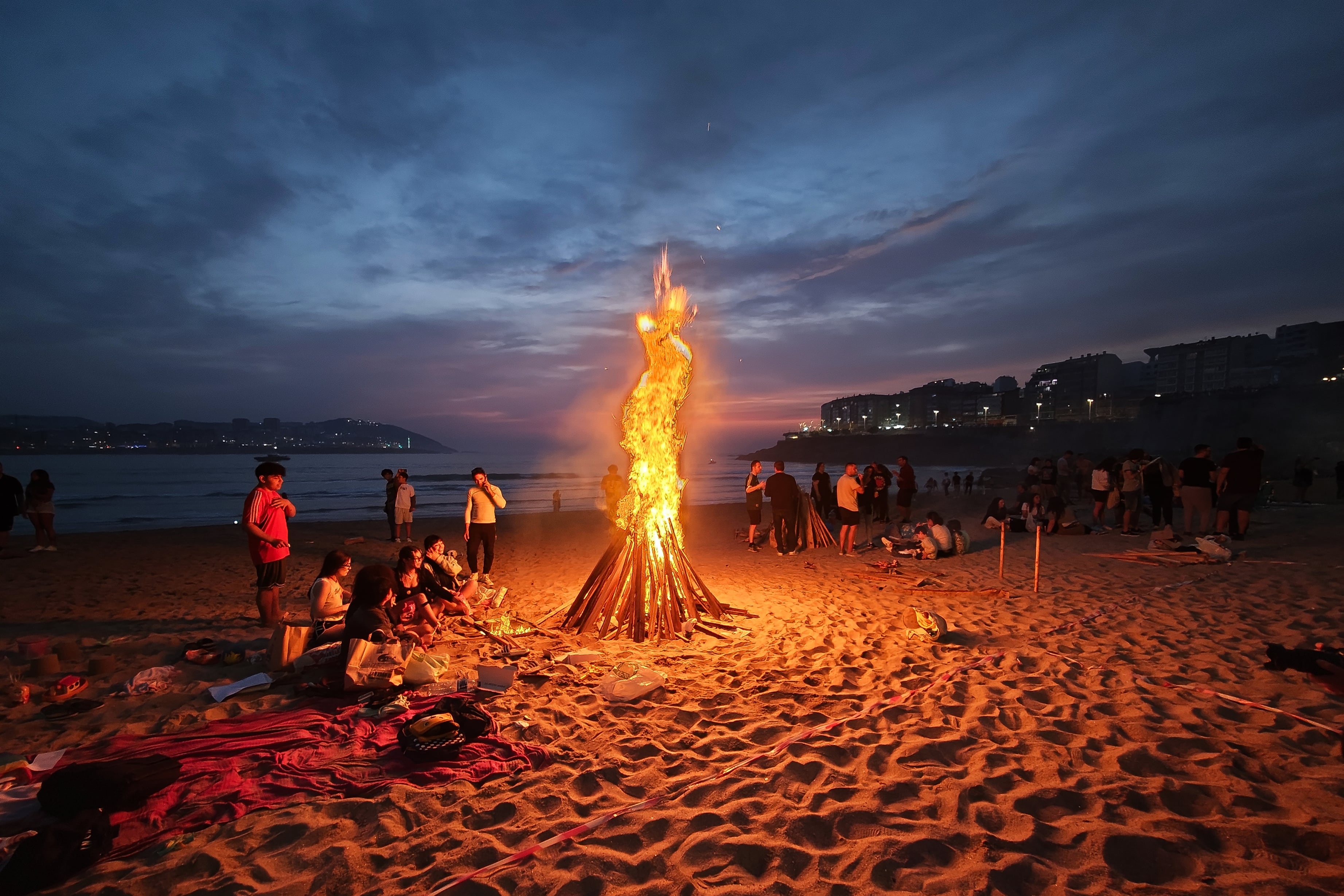 A Coruña, 24/06/2025.- Imagen de una de las hogueras encendidas hoy lunes en la playa coruñesa de Riazor durante la celebración de la noche de San Juan. EFE / Moncho Fuentes.
