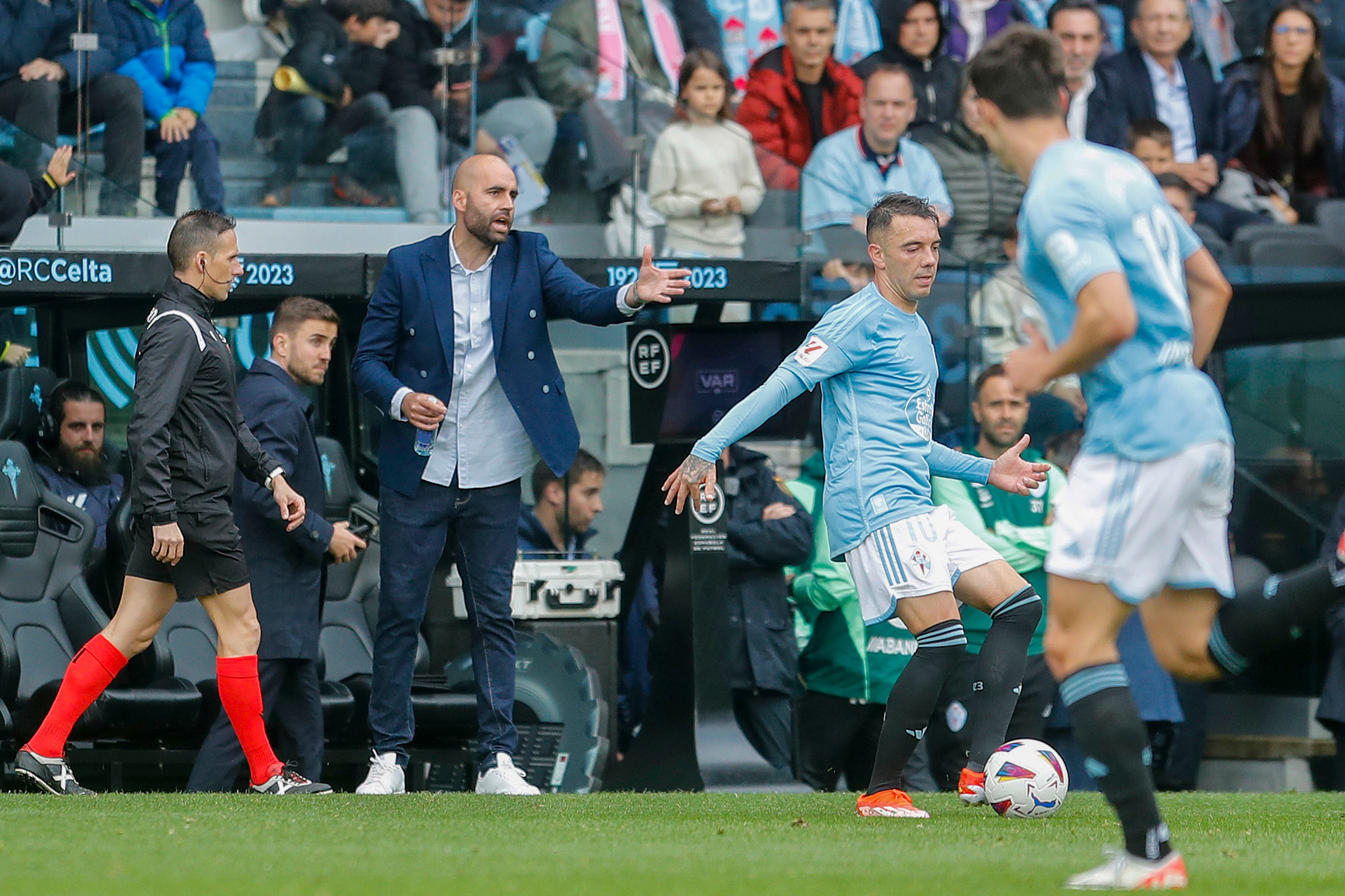 VIGO, 05/05/2024.- El entrenador del Celta, Claudio Giráldez, durante el partido de Liga celebrado este domingo en el estadio Balaidos de Vigo ante el Villareal. EFE / Salvador Sas
