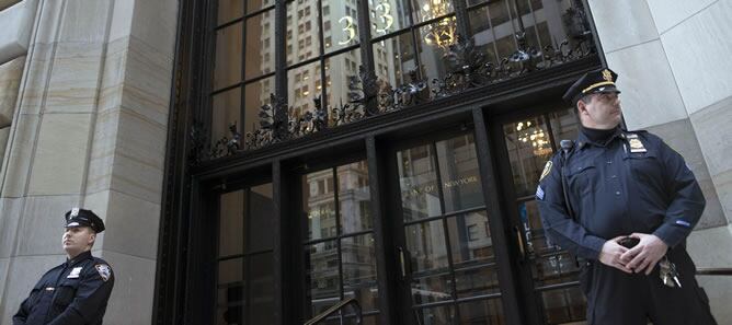 Policías americanos ante el edificio de la Reserva Federal