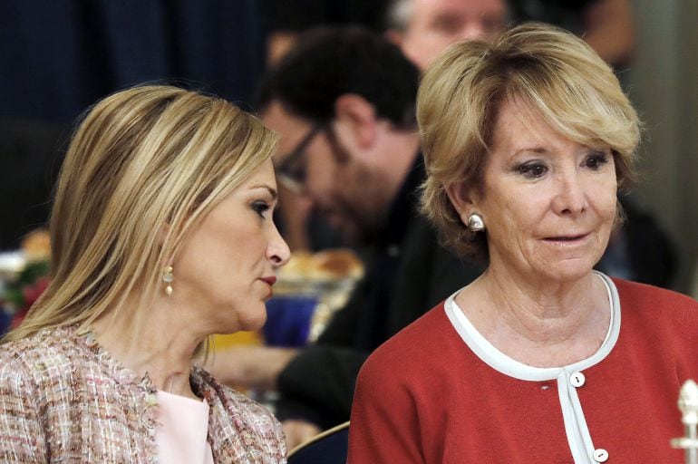 La presidenta de la Comunidad de Madrid, Cristina Cifuentes (i), y la portavoz del PP en el Ayuntamiento de Madrid, Esperanza Aguirre (d)