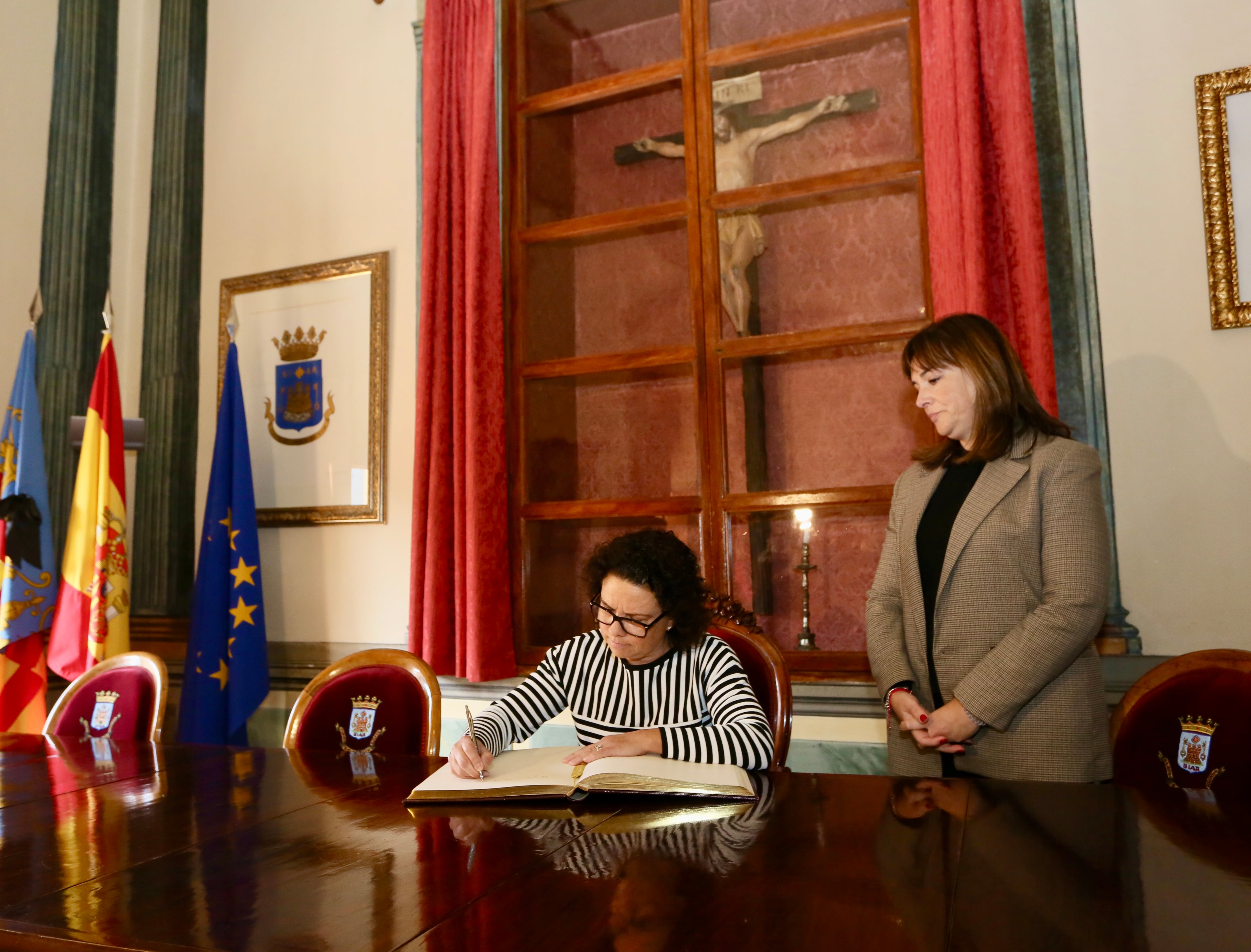 Firma en el libro de honor del Ayto