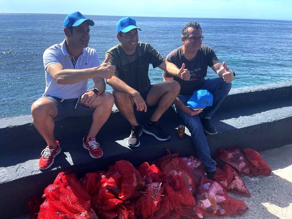 El líder del PPCV, Carlos Mazón, ha participado este domingo en una recogida de basura en el litoral de Benissa