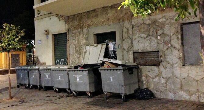 Contenedores de basura en la manzana de los antiguos cines Astoria y Victoria