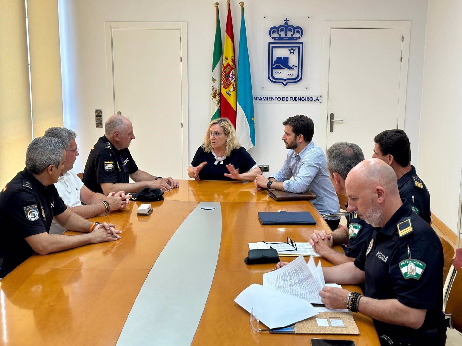 Reunión de la alcaldesa de Fuengirola con mandos de la Policía Nacional y Local