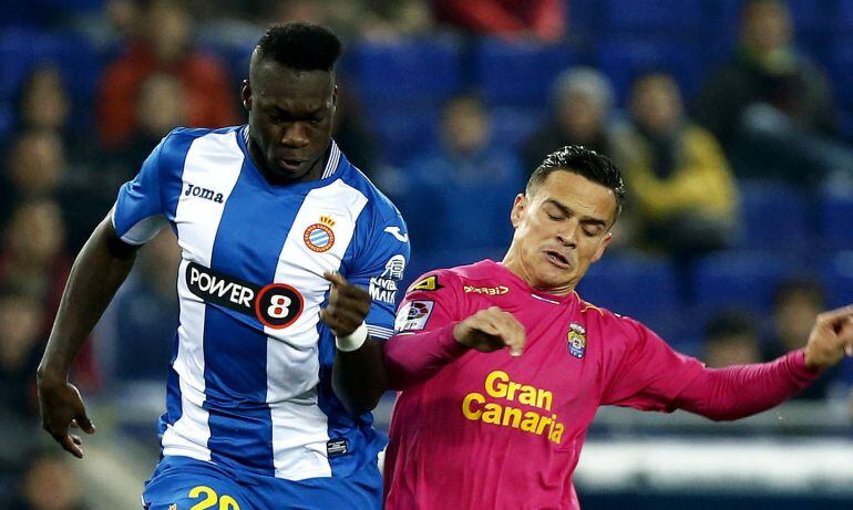 El delantero ecuatoriano del Espanyol Felipe Caicedo, pelea un balón con el centrocampista de la UD Las Palmas Roque Mesa