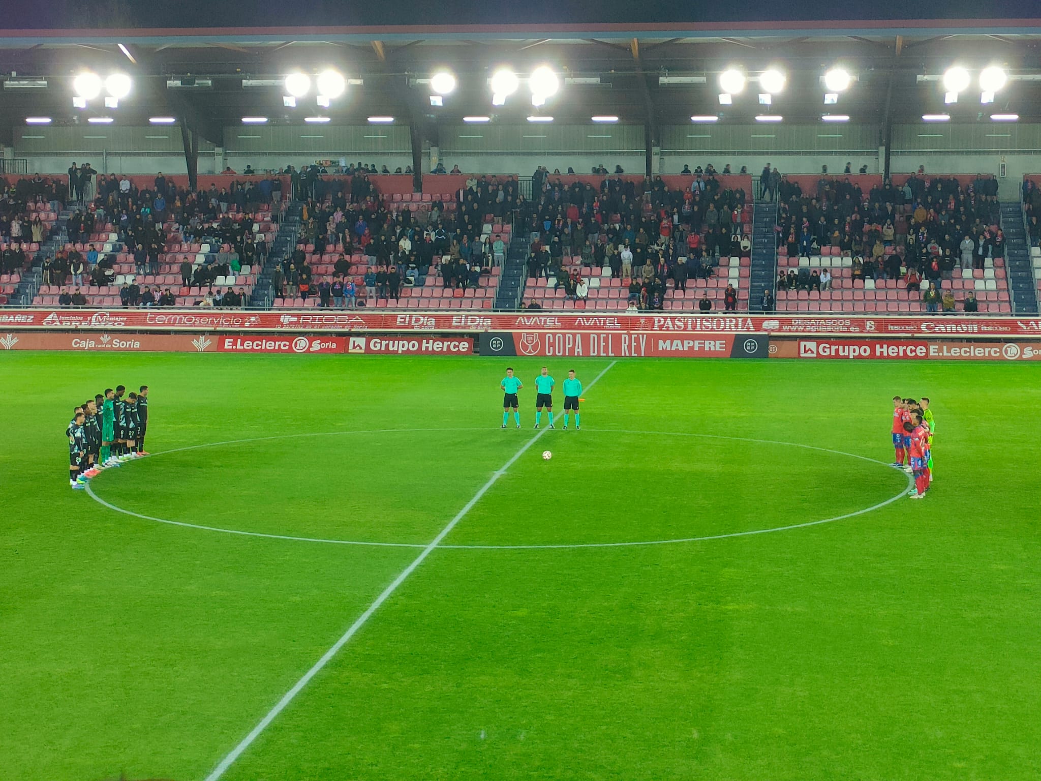 Minuto de silencio antes del Numancia-Sporting de Copa en Los Pajaritos.