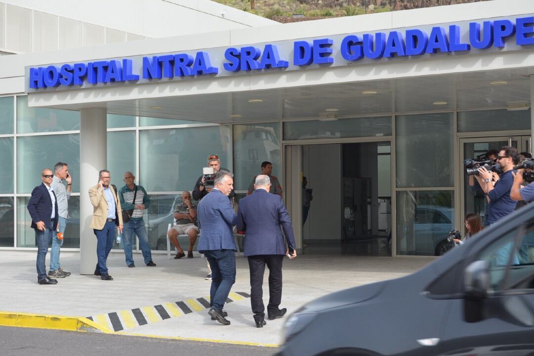 El presidente de la comunidad autónoma, Ángel Víctor Torres (i), y el presidente del Cabildo de La Gomera, Casimiro Curbelo, llegando al hospital de esta última isla para interesarse por la evolución del paciente alemán aislado en el centro tras dar positivo en el coronavirus de Wuhan