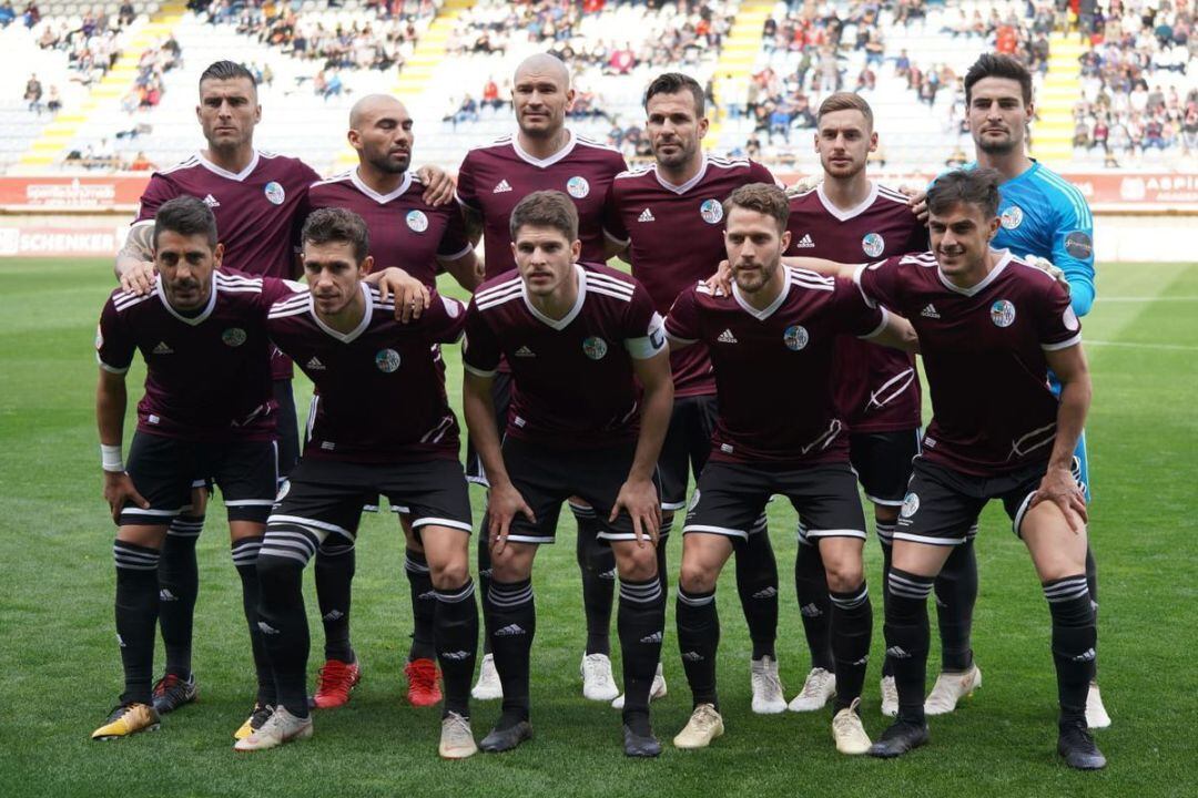 Imagen del equipo charro, formando en el Reino de León.