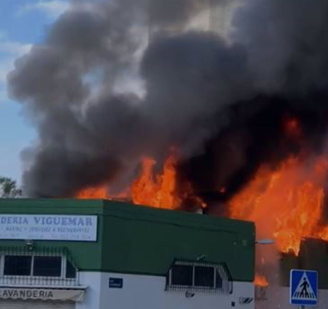 La investigación sobre el origen del incendio continúa abierta