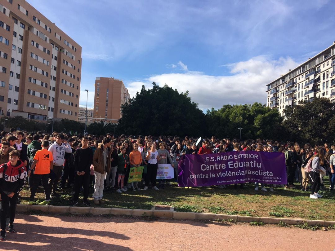 Alumnos de los institutos Radio Exterior, El Cabo y Playa San Juan han realizado una marcha y leído un manifiesto en el día contra la Violencia de Género.