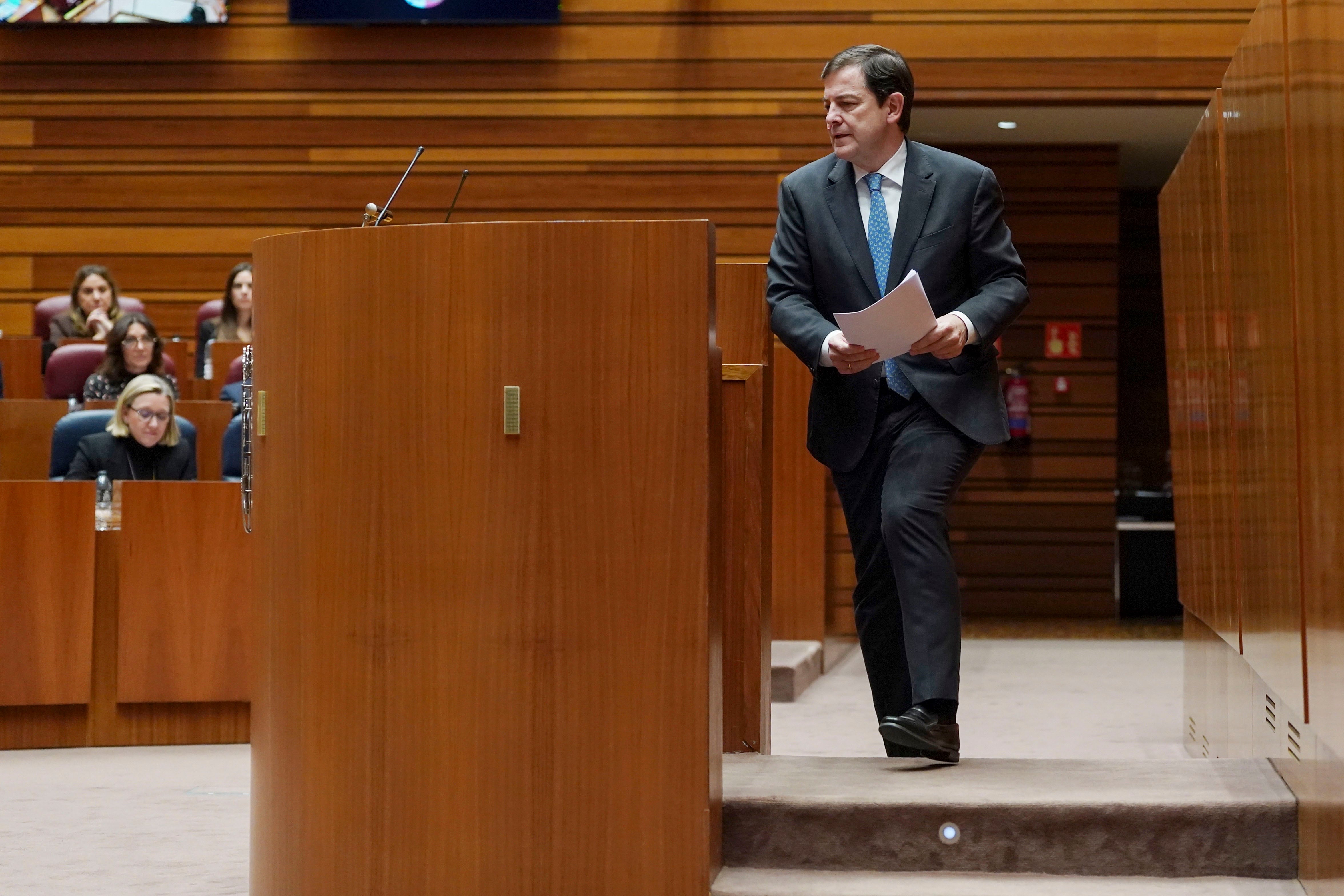 VALLADOLID, 09/12/2025.- El presidente de la Junta de Castilla y León, Alfonso Fernández Mañueco, comparece ante el pleno de las Cortes de Castilla y León, forzado por todos los grupos de la oposición, para dar explicaciones sobre el supuesto caso de corrupción denominado ?Caso de las eólicas.- EFE/ Nacho Gallego