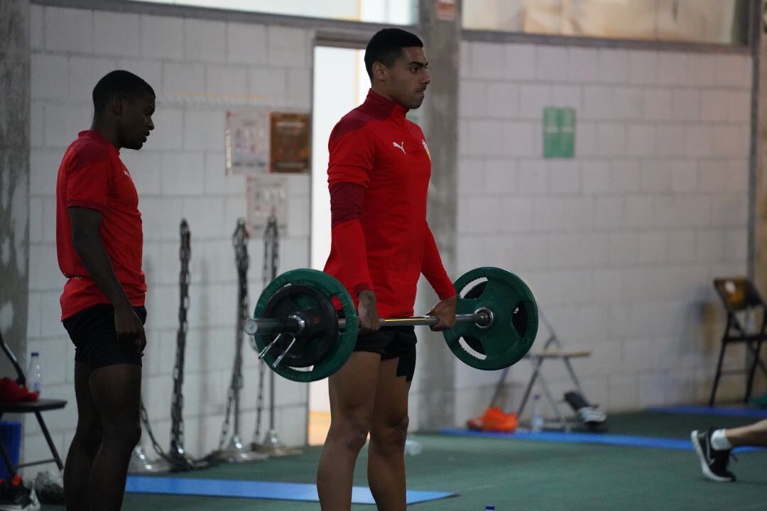 Samú Costa entrenando en la zona mixta del Estadio.
