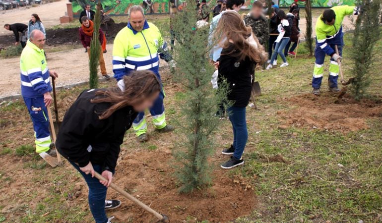 Niños de Fuenlabrada plantando árboles en el barrio de Loranca.