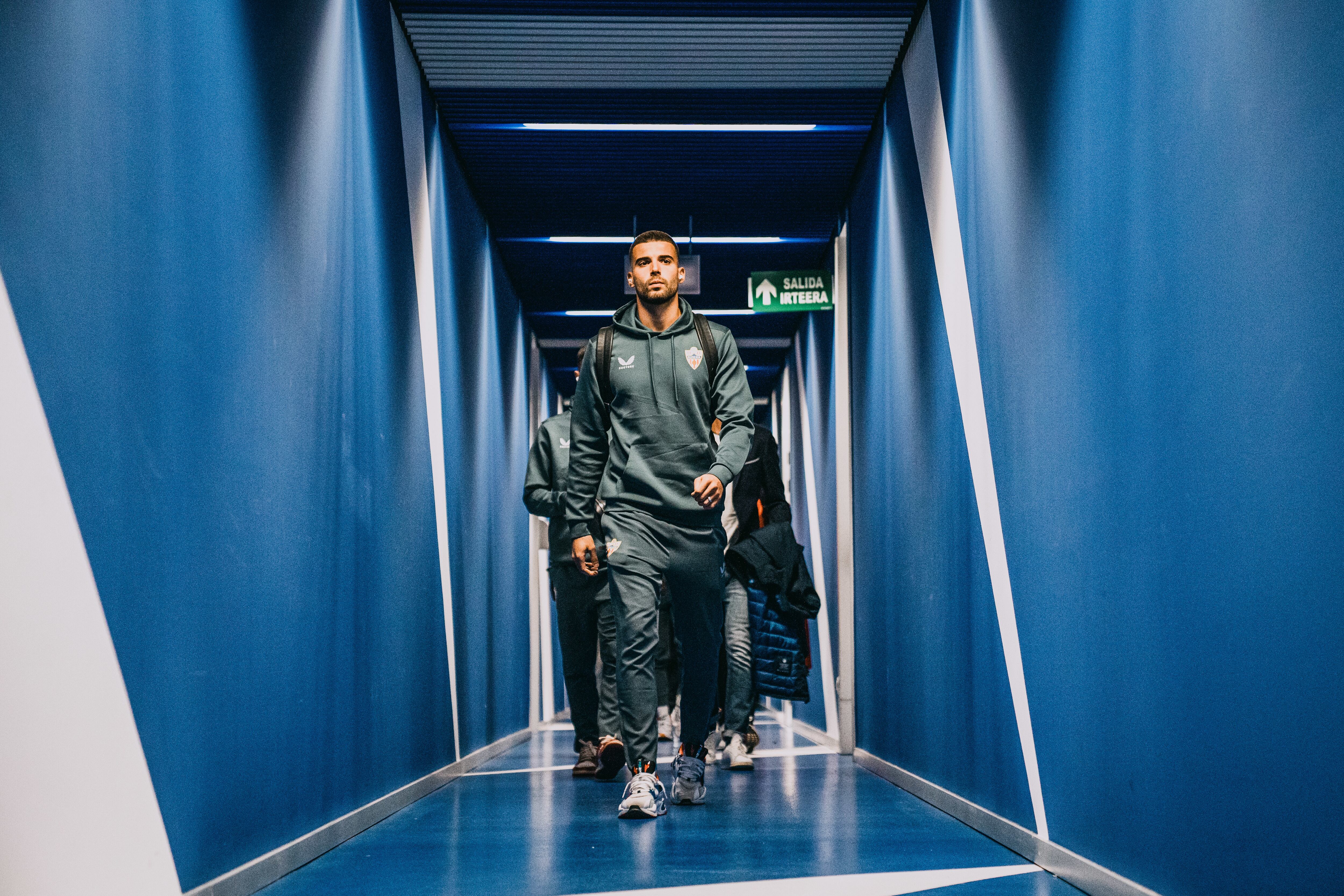 El portero Maximiano en el túnel de vestuarios de Mendizorroza