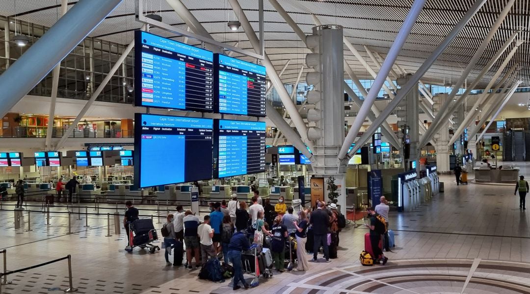 Pasajeros esperan en el aeropuerto de Ciudad del Cabo en Sudáfrica para tomar un vuelo a Ámsterdam, Países Bajos