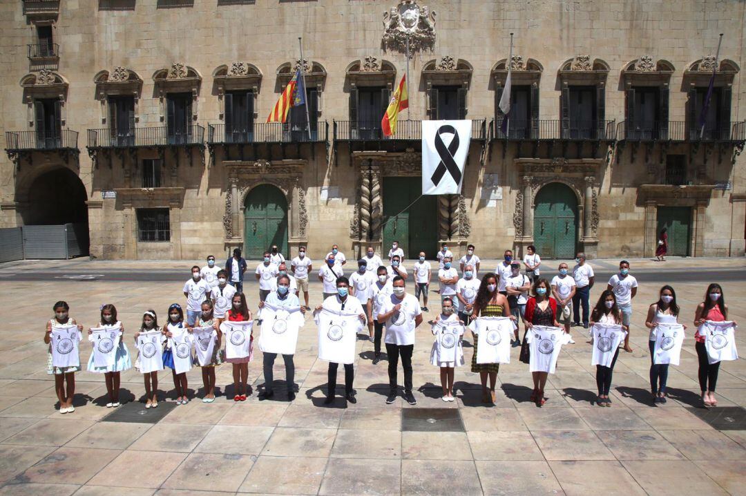 Foto institucional en la Plaza del Ayuntamiento de Alicante