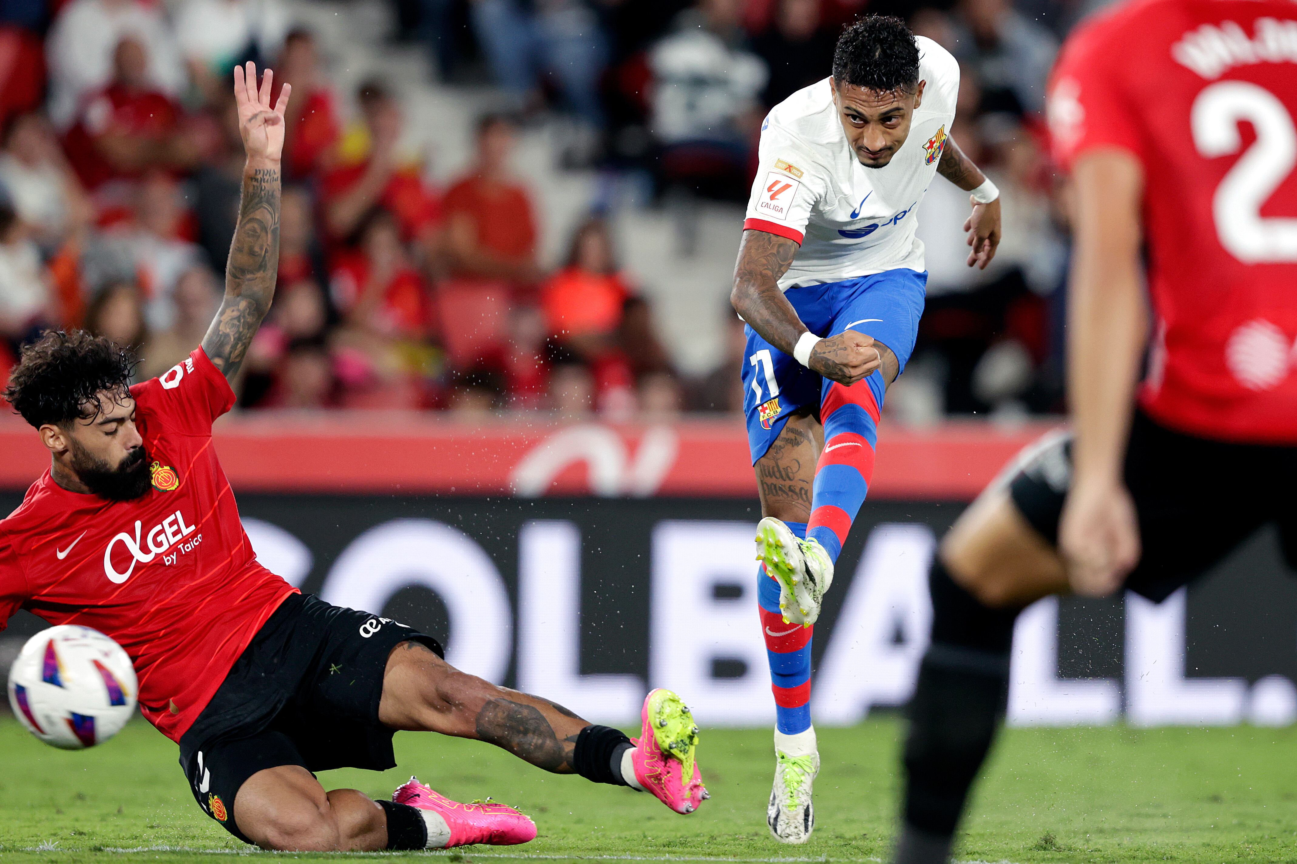 Raphinha y Costa, durante el RCD Mallorca - FC Barcelona disputado en Son Moix (David S.Bustamante/Soccrates/Getty Images).