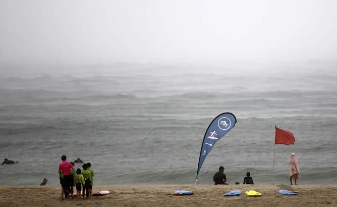 Vista de la playa de La Zurriola de San Sebastián, visitada solo por surfistas a causa de las tormentas