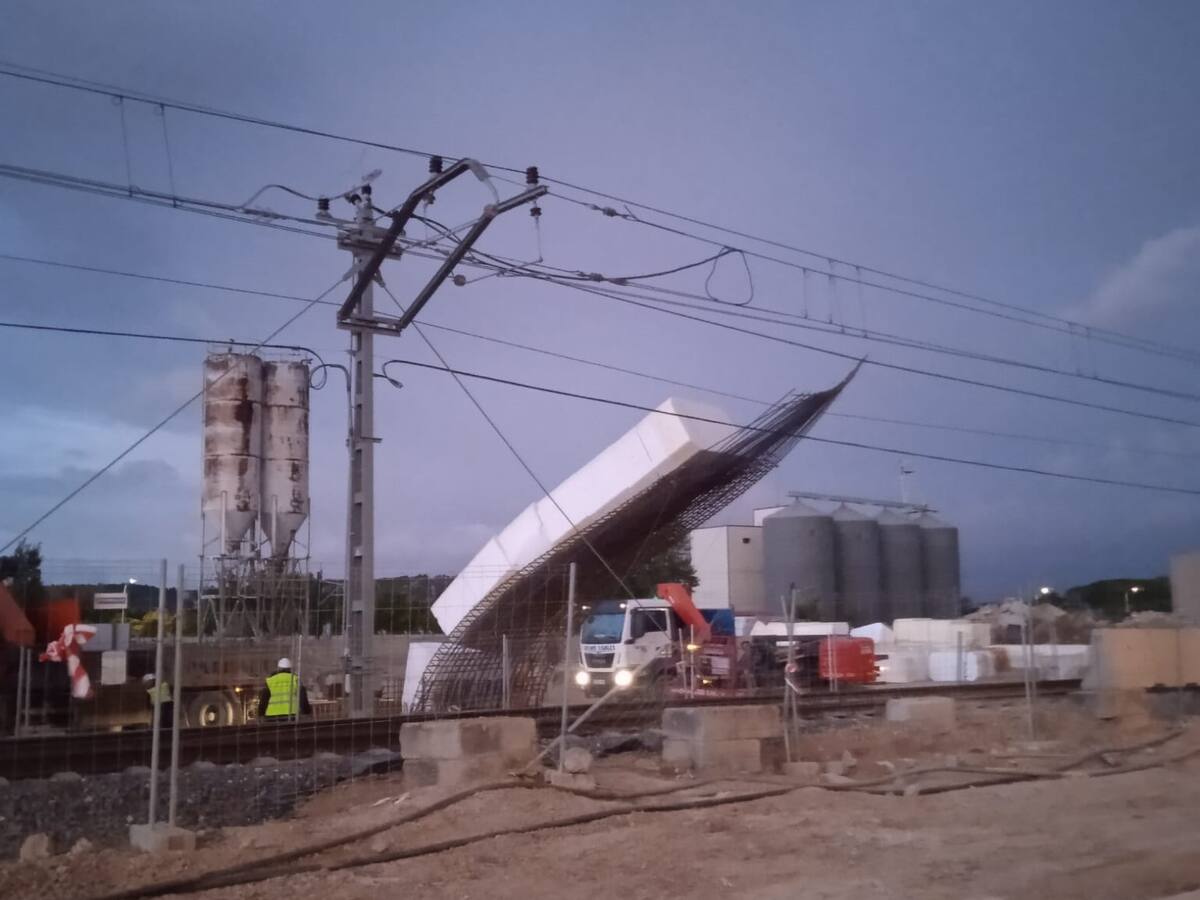 El viento tumba parte del forjado de las obras de Adif en Palencia y provoca la caída de árboles