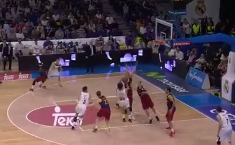 Sergio Llull, durante el tiro decisivo del partido