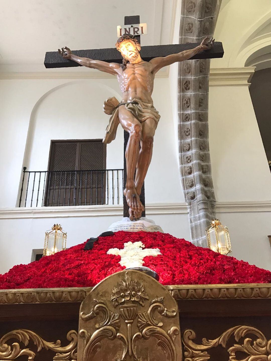 La cofradía del cristo crucificado de Navalcarnero donará el dinero destinado a los adornos florales de Semana Santa