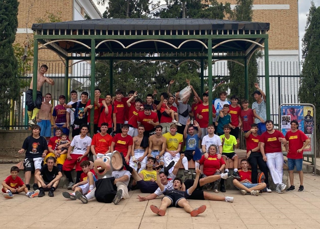 Grupo de chavales de Miralbueno que saca la comparsa a la calle