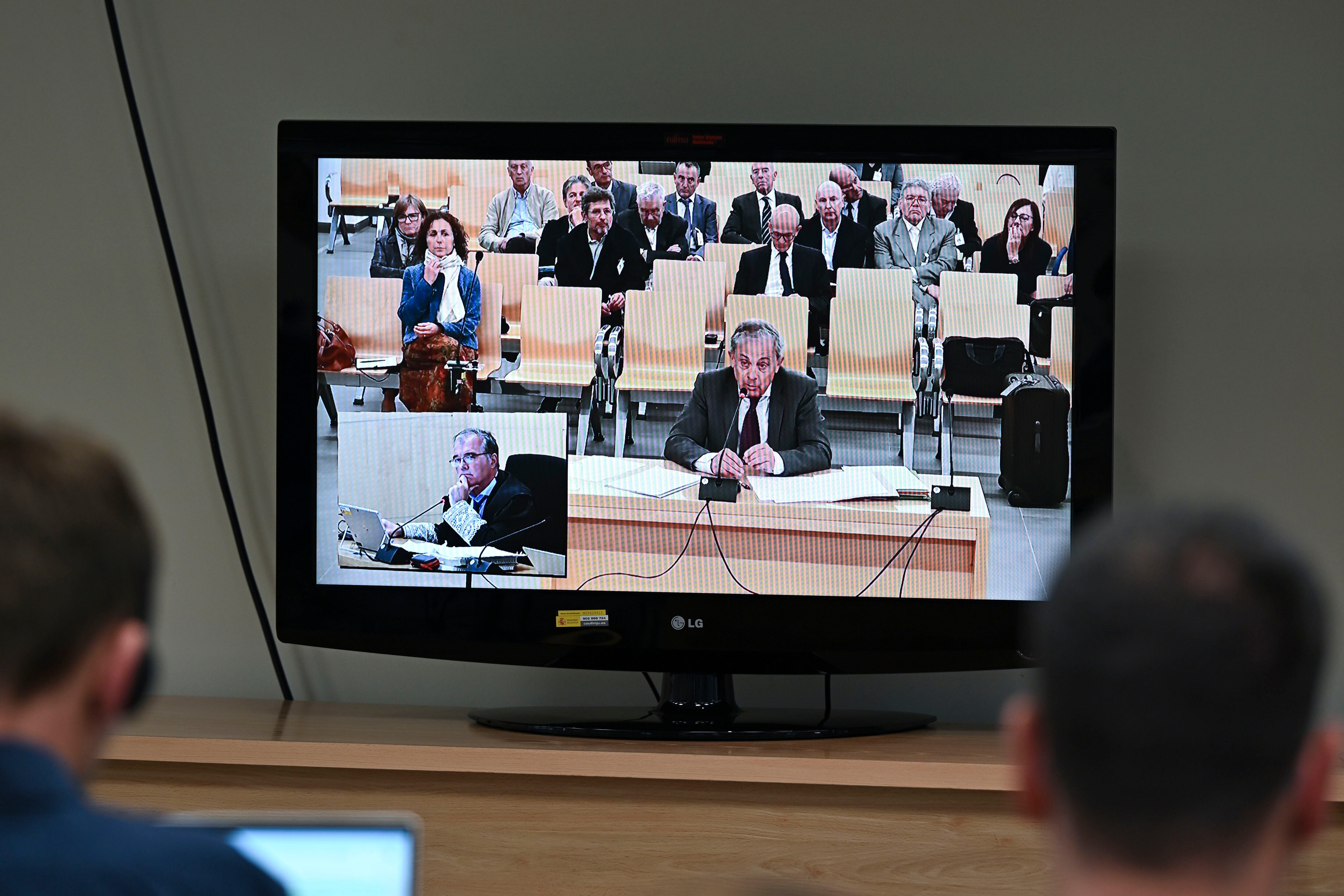 Pantalla en la sala de prensa muestra a Jordi Pujol Ferrusola declarando ante el juez este lunes 