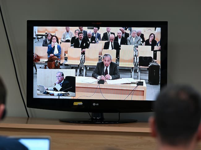 Pantalla en la sala de prensa muestra a Jordi Pujol Ferrusola declarando ante el juez este lunes