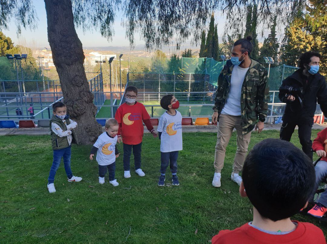 José Miguel Echevarría, artífice de &quot;Ubuntu&quot;, junto a niños de la provincia de Jaén.