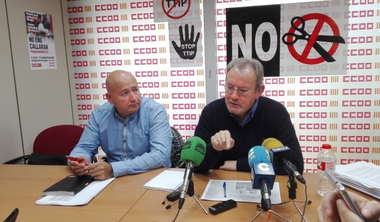 Juan Cruz, secretario general de la Federación de Servicios a la Ciudadanía del País Valencià (d) durante la rueda de prensa en Alicante