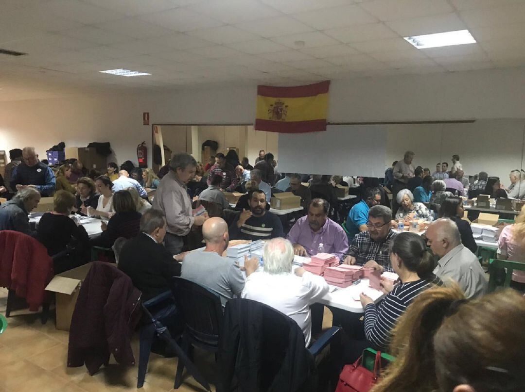 Afiliados terminando las papeletas