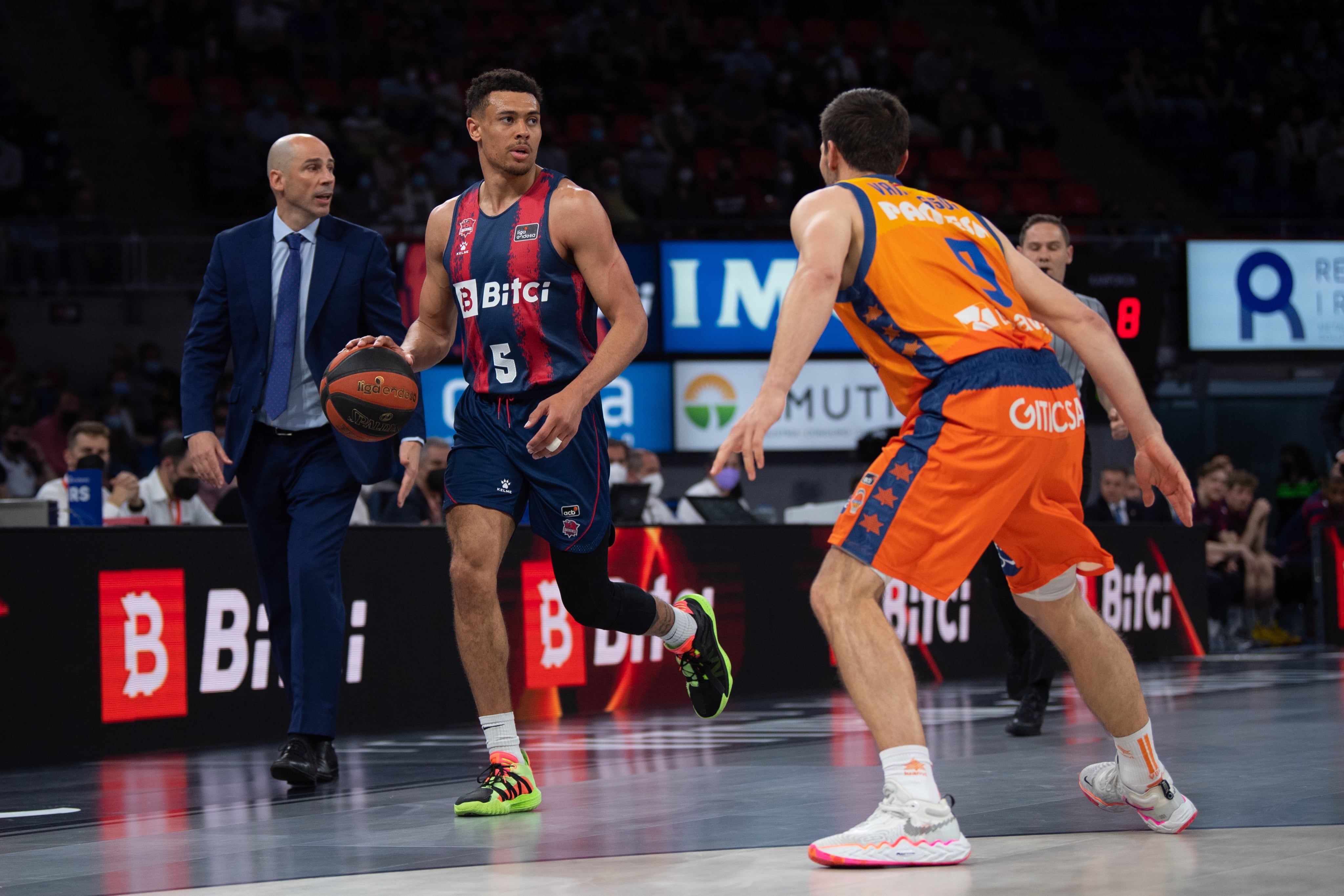 Baldwin, ante el que será su futuro entrenador si renueva con el Baskonia.