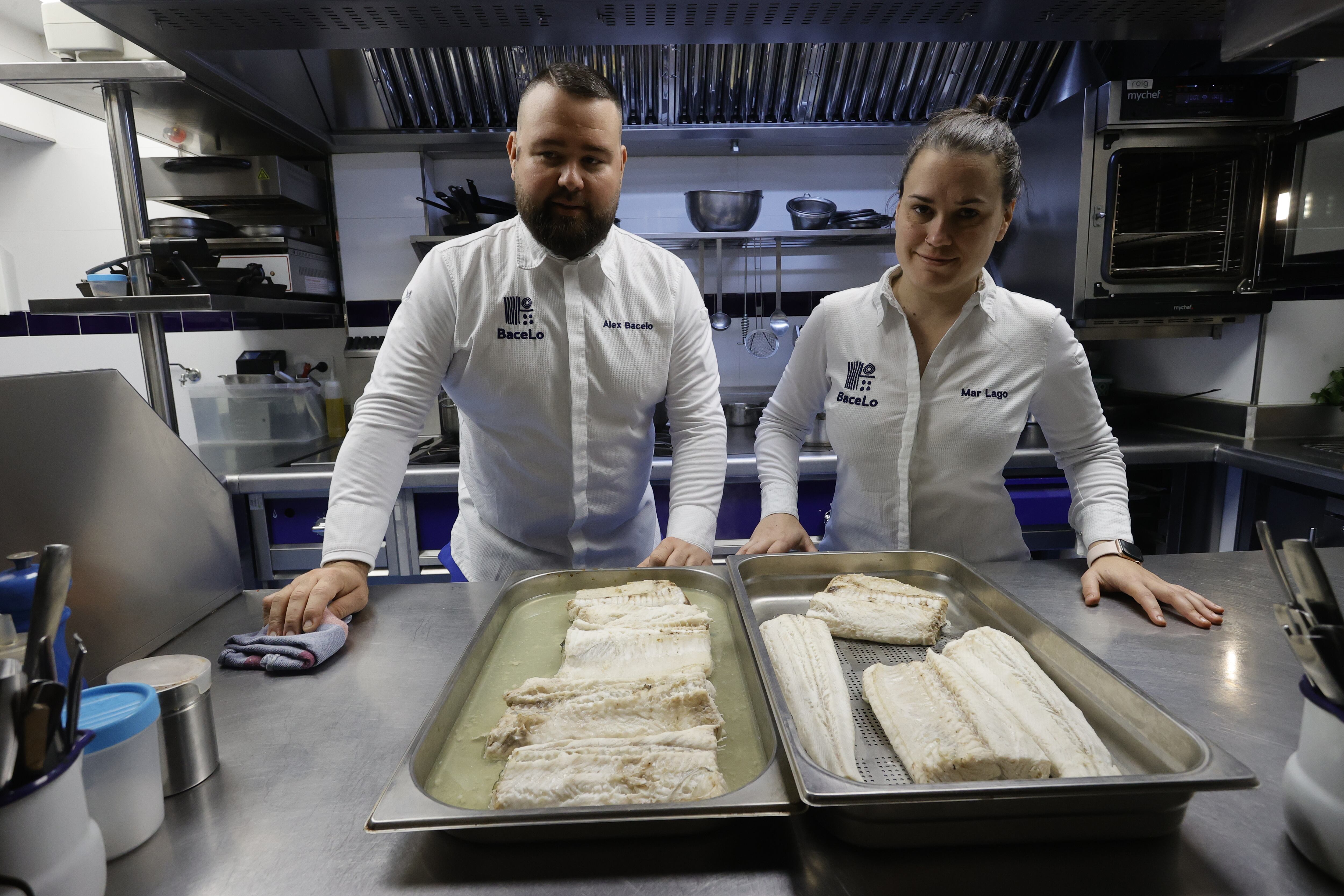 Sin necesidad de esperar por una estrella Michelin, la gastronomía de Ferrol se reivindica en uno de sus mejores momentos con la apertura de nuevos locales y la consolidación  de propuestas  por una cocina actual y que mezcla estilos e influencias internacionales; en la foto, Álex Bacelo y Mar Lago, de Bacelo. Foto: Kiko Delgado / EFE.