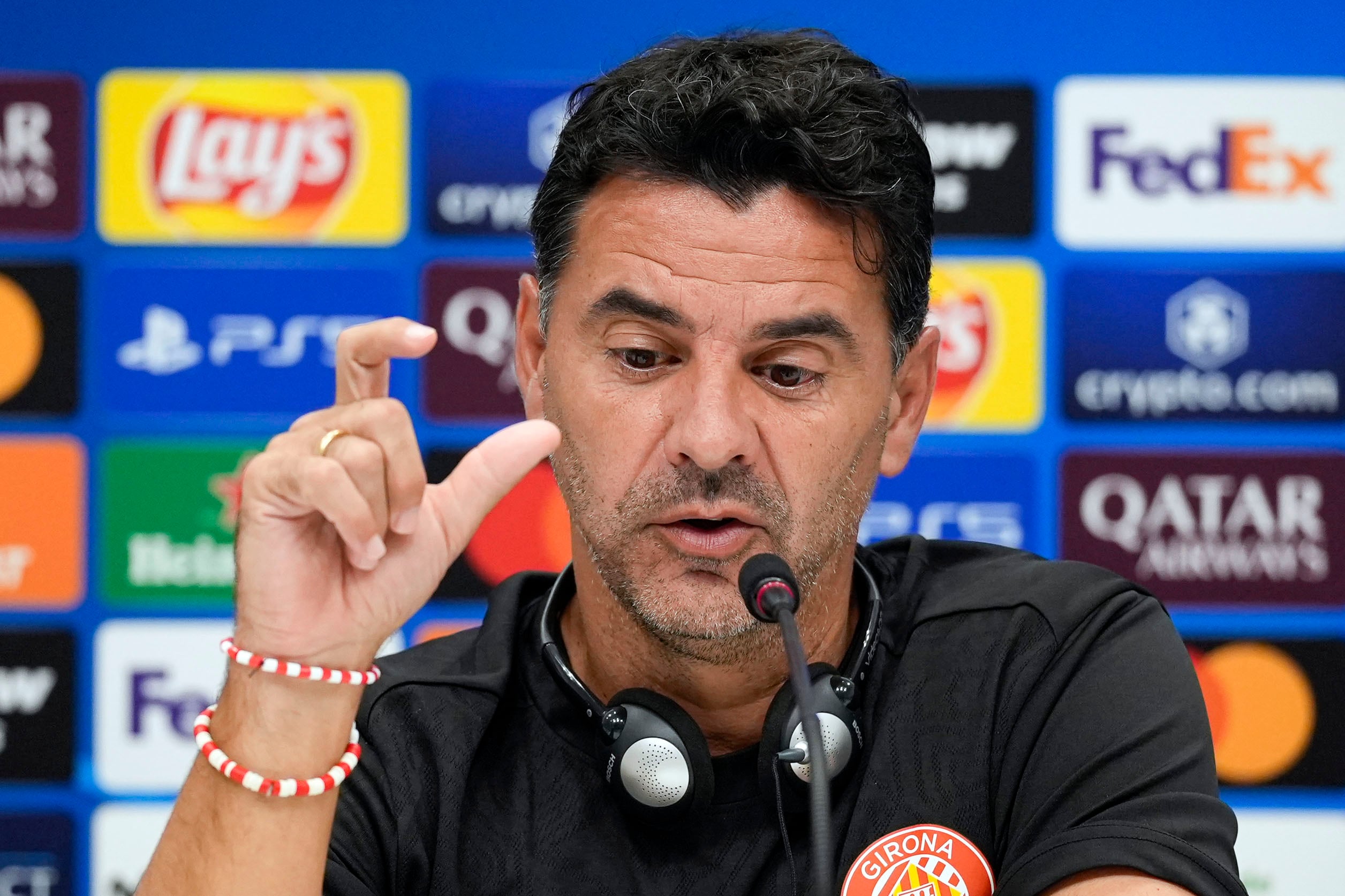 GRAFCAT8859. GIRONA, 01/10/2024.- El entrenador del Griona FC, Michel Sánchez, durante la rueda de prensa que ha ofrecido tras el entrenamiento que el equipo gironés ha realizado este martes para preparar el partido de Liga de Campeones que mañana disputarán ante el Feyenoord. EFE/David Borrat.
