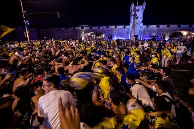 Pese a los llamamientos a la prudencia y la responsabilidad, cientos de aficionados cadistas han querido celebrar la subida del Cádiz a Primera División.