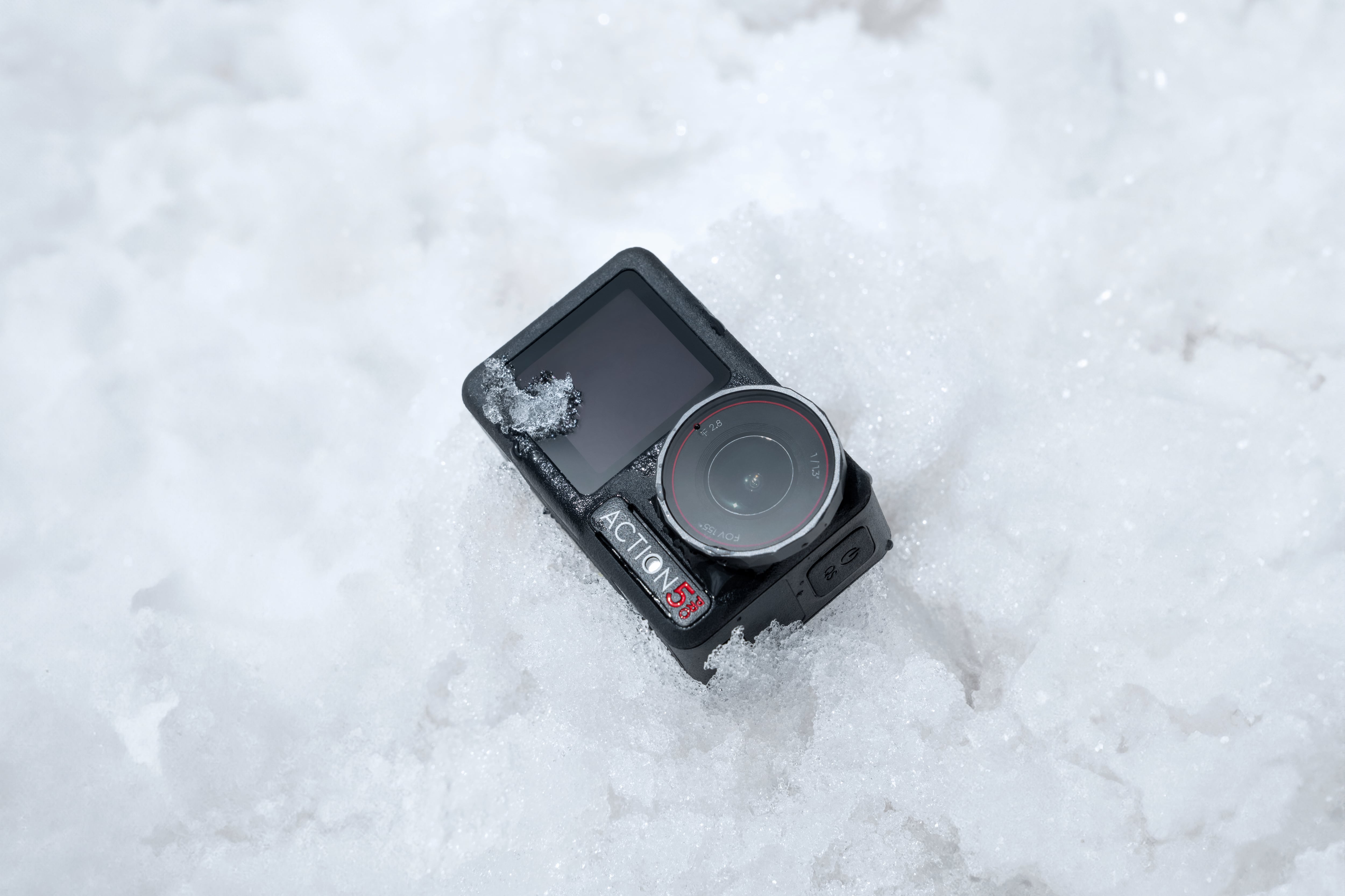 Una DJI Osmo Action 5 sobre el hielo.