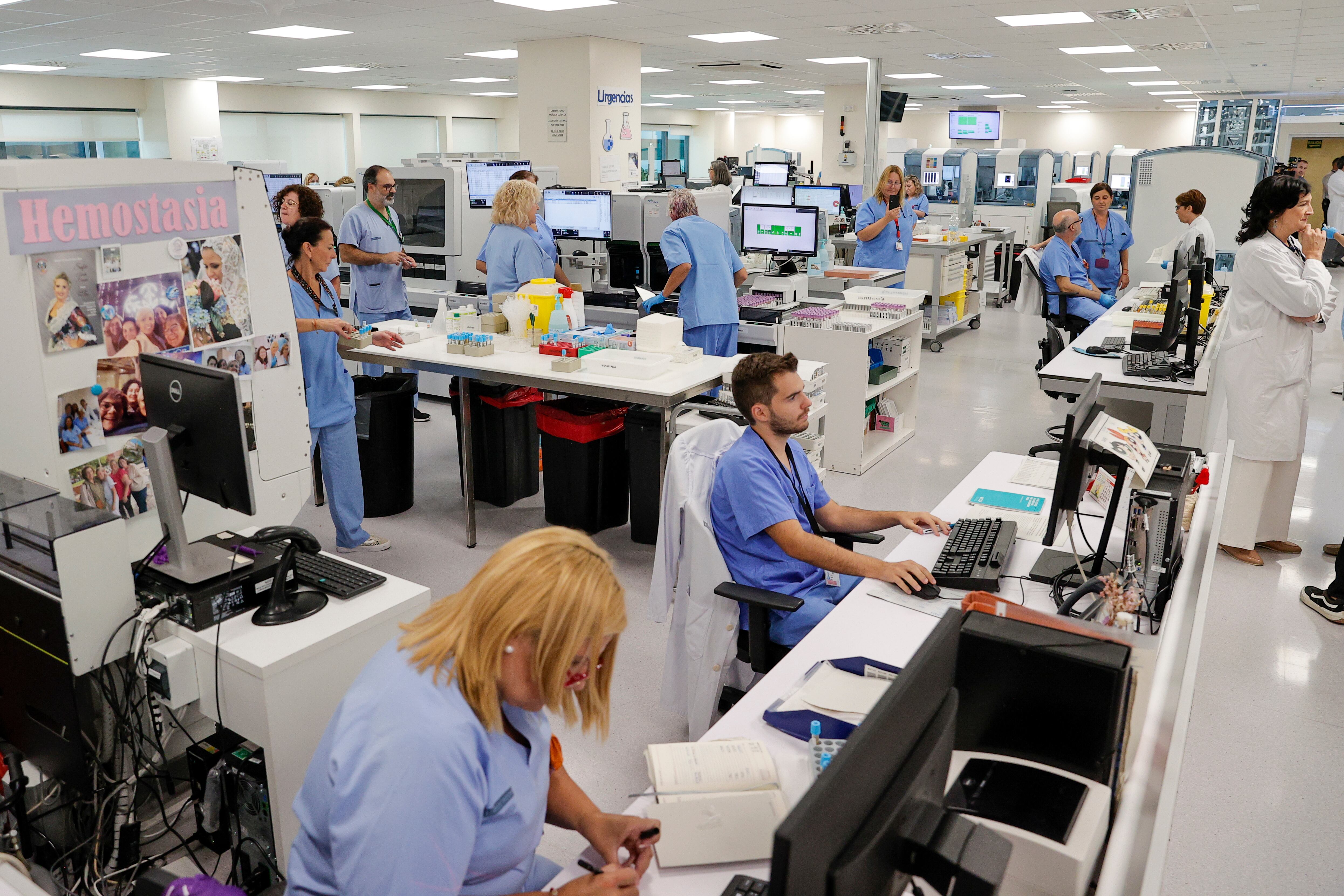 Vista general de los laboratorios de análisis clínicos del Hospital La Fe de València en una imagen de archivo.