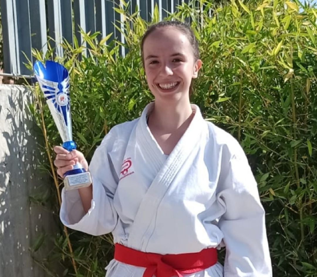 Ainara Arribas con su trofeo como subcampeona de Castilla y León