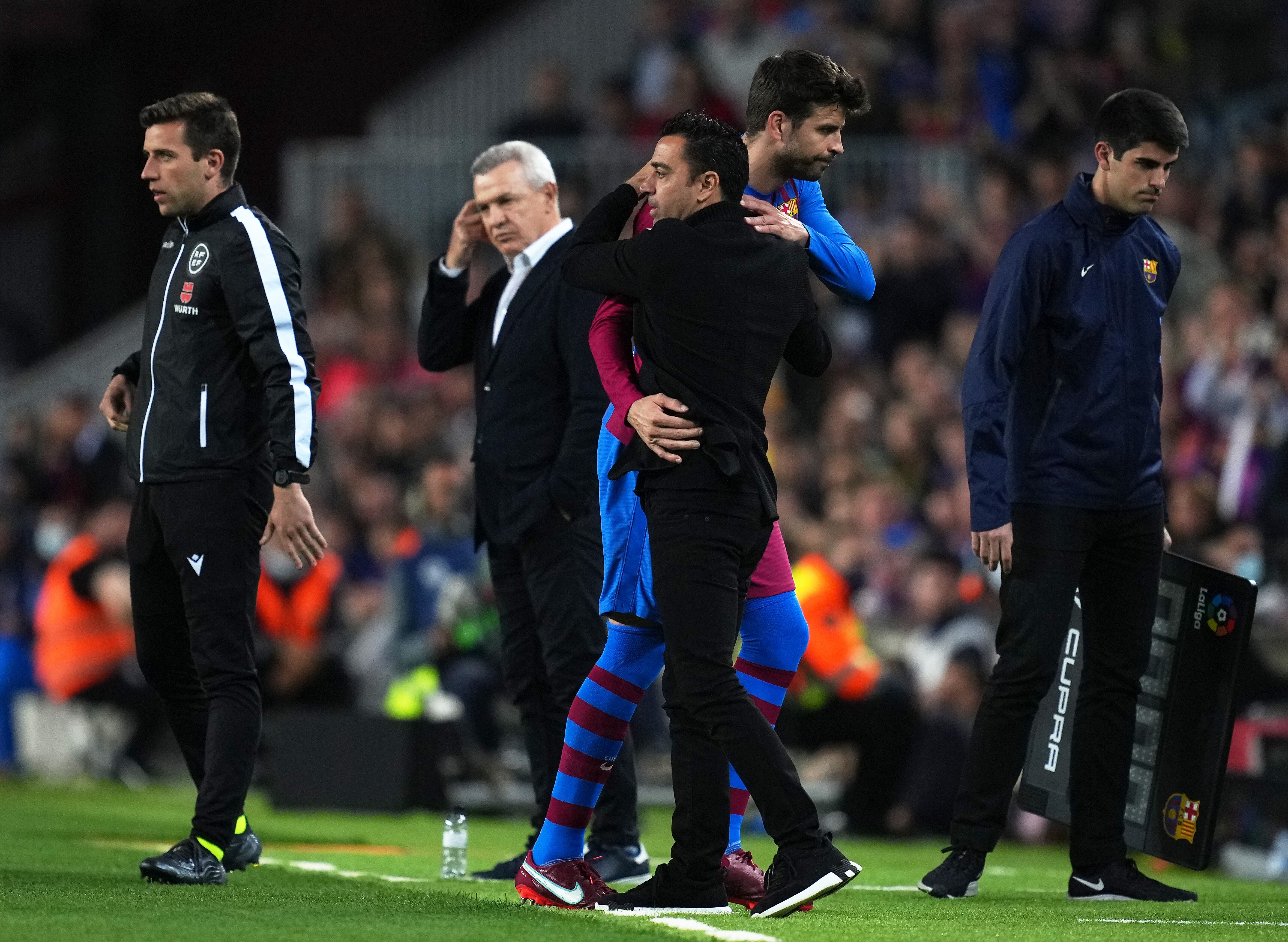 Xavi Hernández abraza a Piqué tras ser sustituido en un partido del Barça