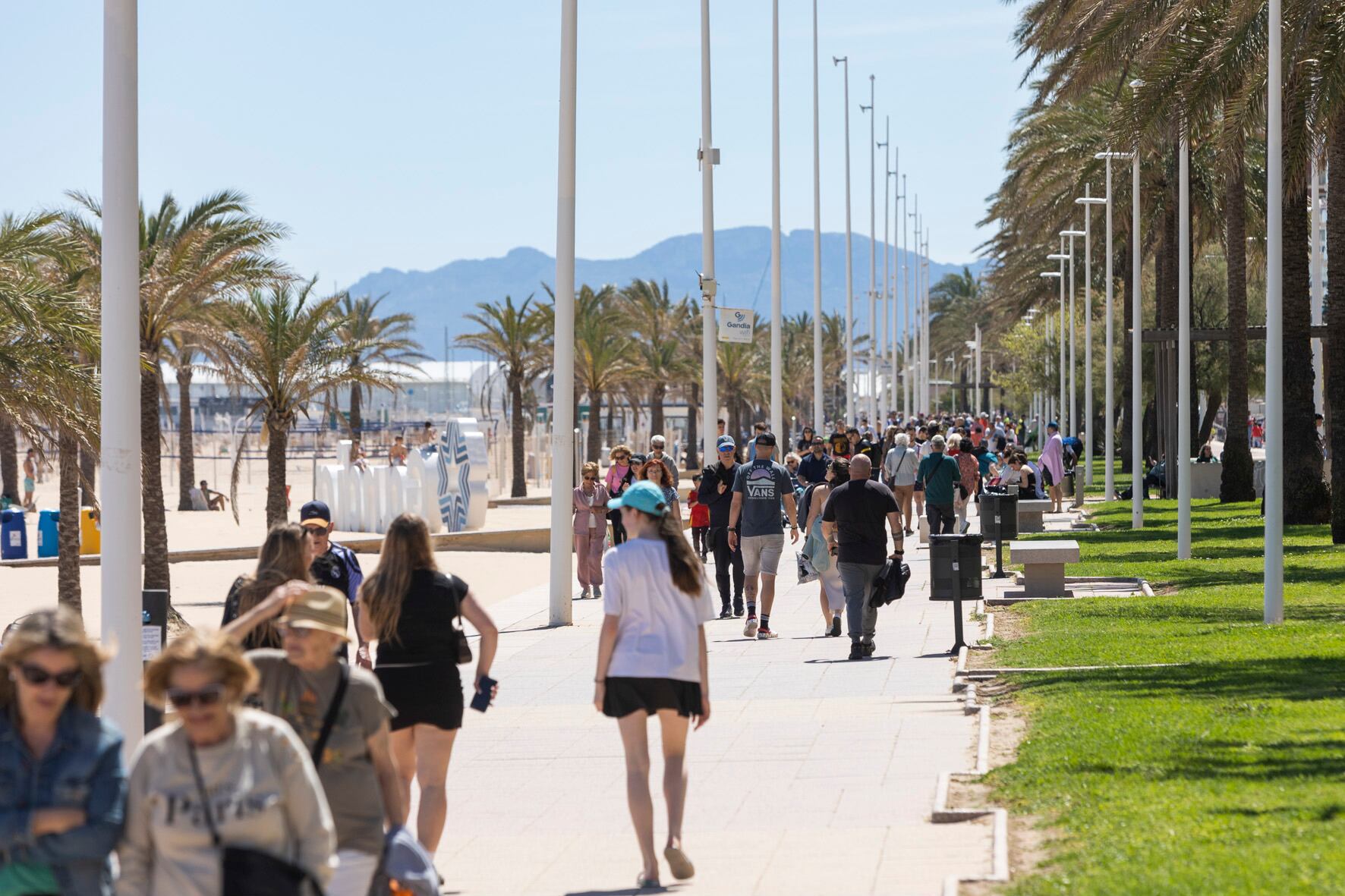 Turistas de Semana Santa en la playa de Gandia