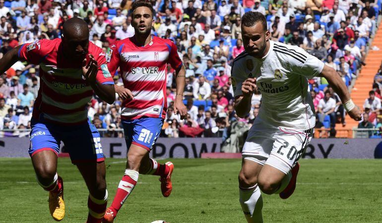 Granada&#039;s French defender Dimitri Foulquier (L) vies with Real Madrid&#039;s forward Jese (R) during the Spanish league football match Real Madrid CF vs Granada FC at the Santiago Bernabeu stadium in Madrid on April 5, 2015.   AFP PHOTO / GERARD JULIEN