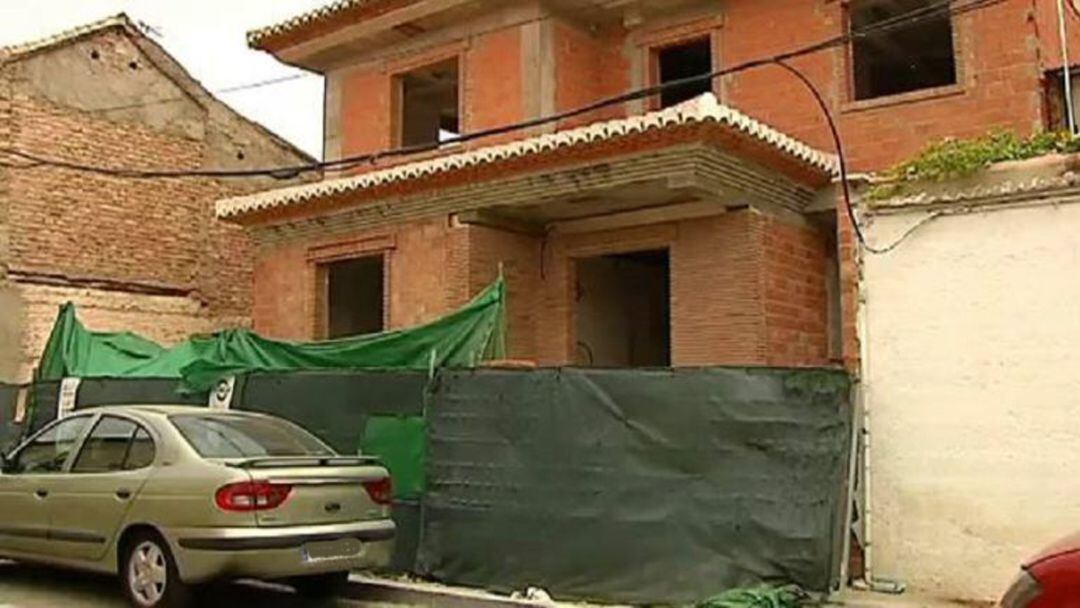 Casa donde la menor fue encontrada malherida por unos vecinos