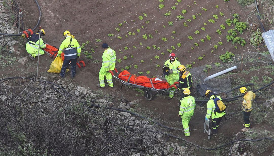 Los cadáveres de los cuatros miembros de una familia fallecidos en el coche que se precipitó el pasado martes por el barranco Hondo de Gran Canaria.