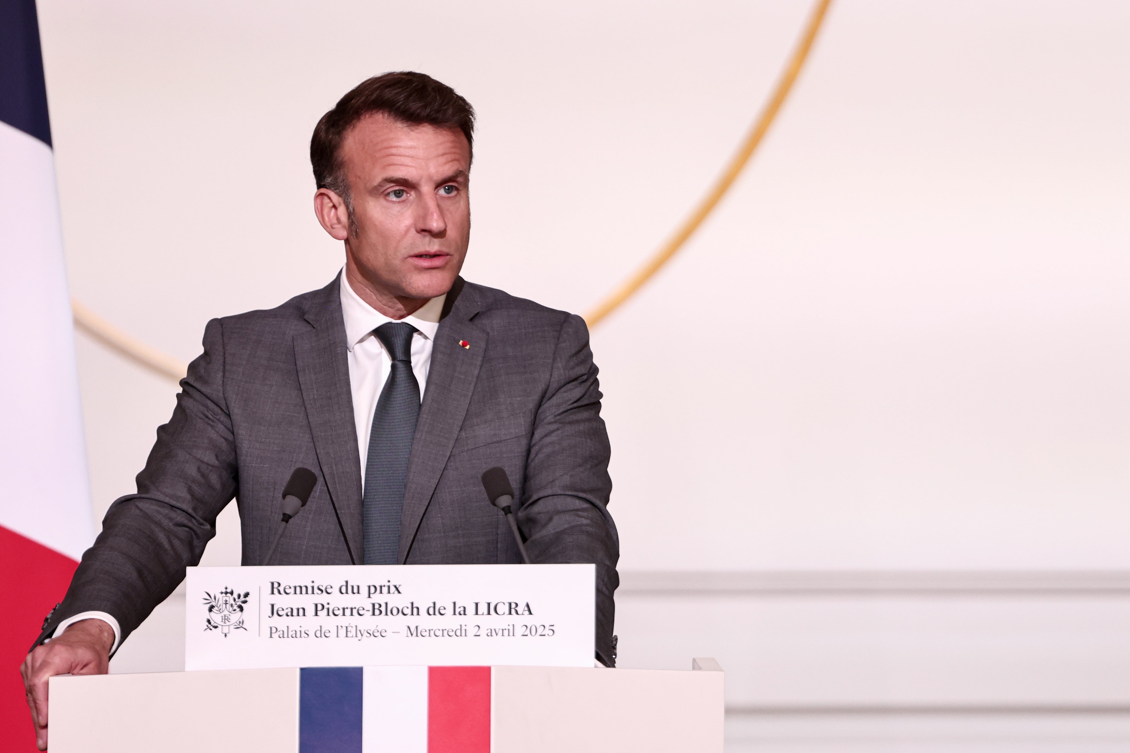 El presidente de Francia, Emmanuel Macron, pronuncia un discurso durante la ceremonia de entrega del premio Jean-Pierre Bloch de la Liga Internacional contra el Racismo y el Antisemitismo (LICRA), en el Palacio del Elíseo en París. EFE/EPA/THIBAUD MORITZ / POOL MAXPPP OUT