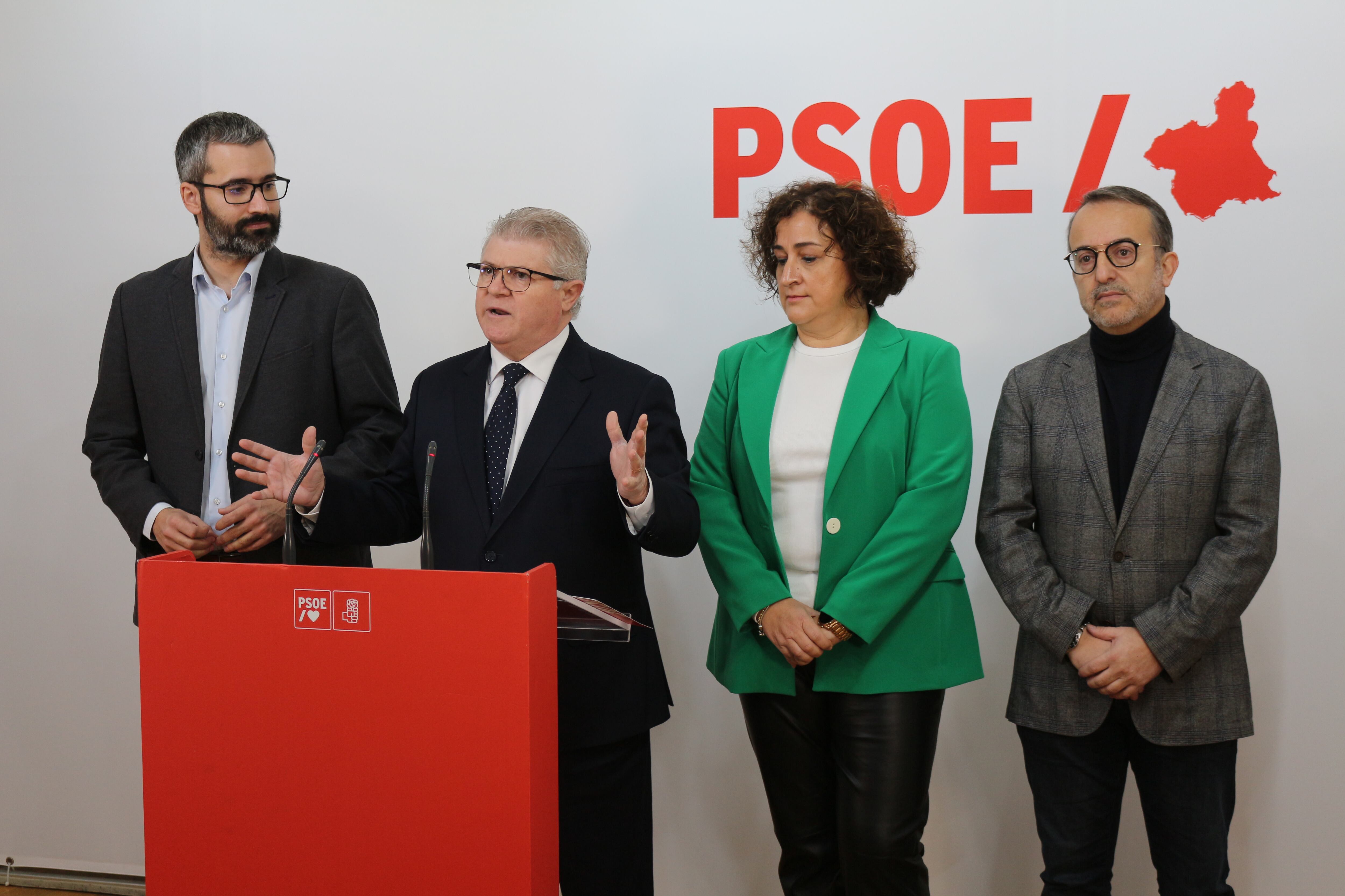 El secretario general del PSOE de laRegión de Murcia, Pepe Vélez, acompañado de los diputados socialistas
del Congreso de los Diputados por la Región de Murcia